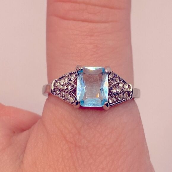 💛 18k White Gold Plated Blue & White CZ Ring - Picture 4 of 6